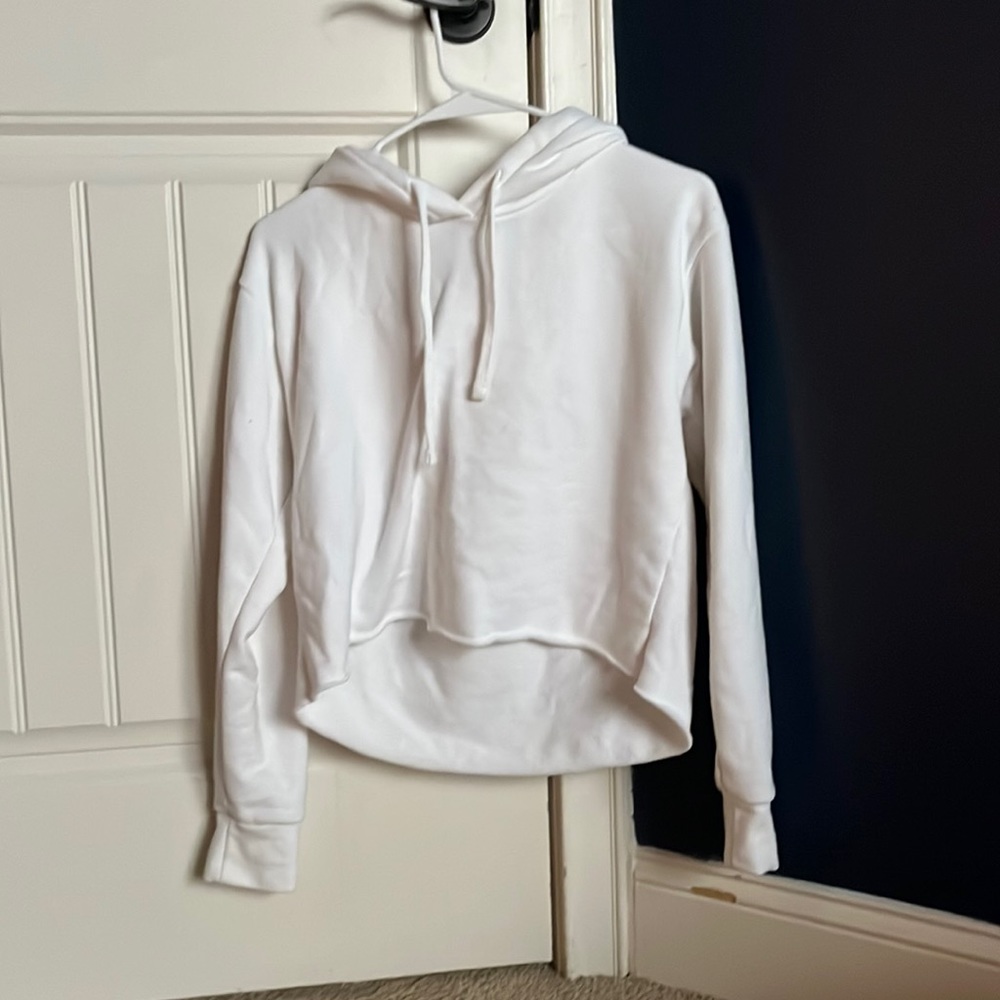 NEVER WORN White cropped sweatshirt
